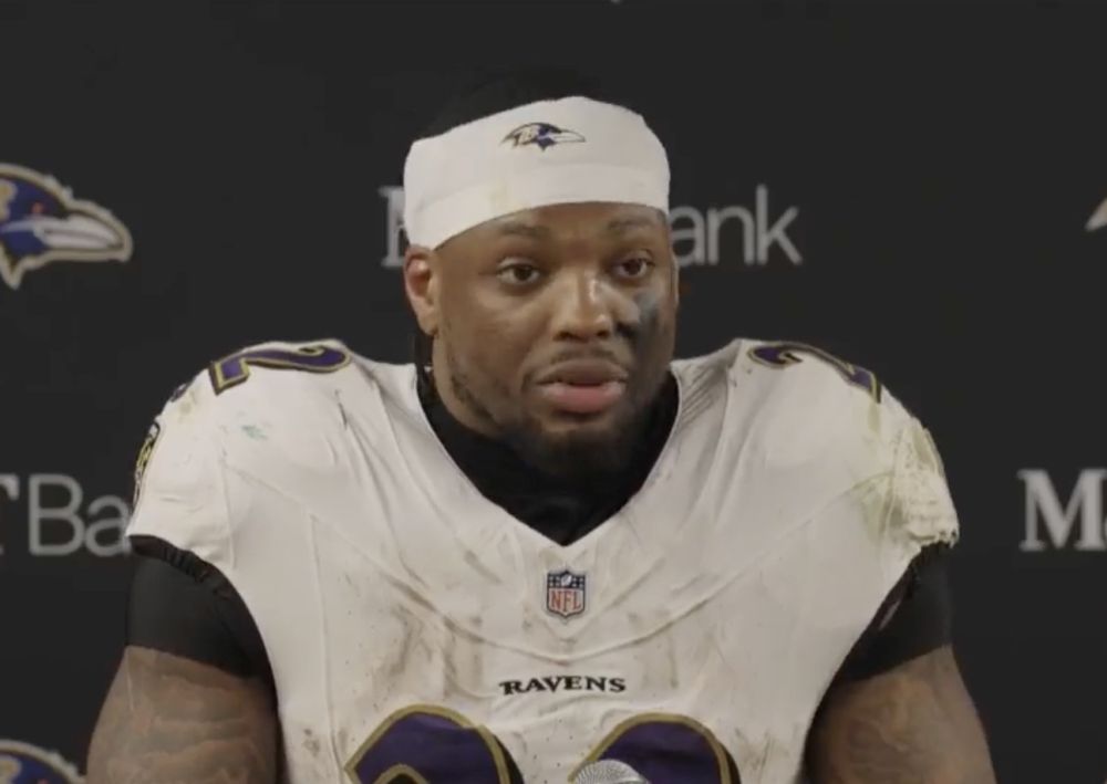 Henry, Huntley lead Ravens to 41-24 win in Green Bay to keep playoff hopes alive -- for now