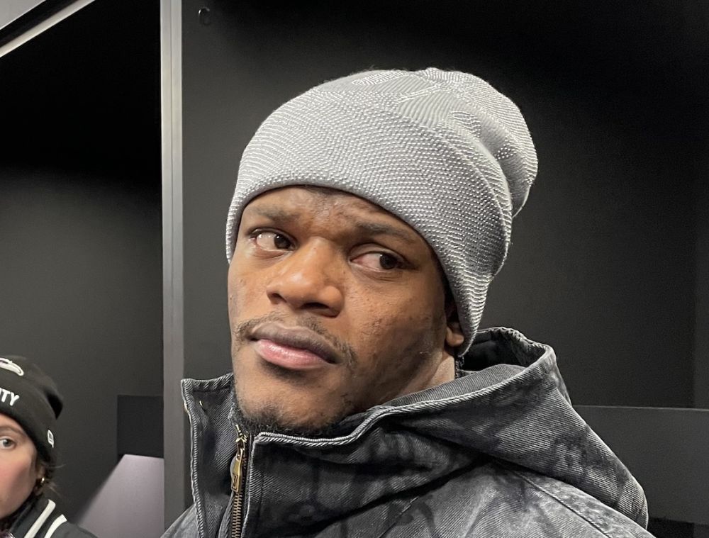 Back injury knocks Lamar Jackson out of Sunday's Ravens loss, leaving Week 17 status unclear